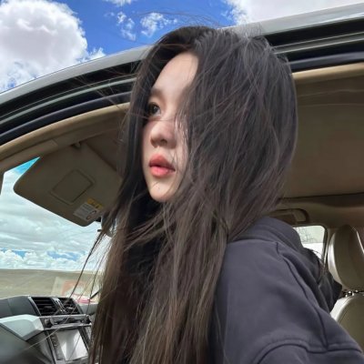 与一位女士合影